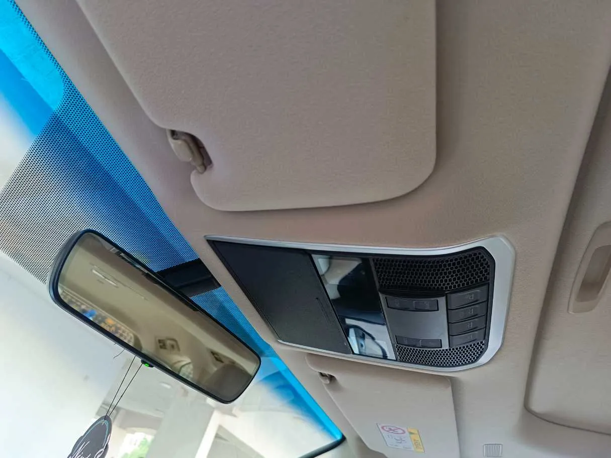 Car image 32
