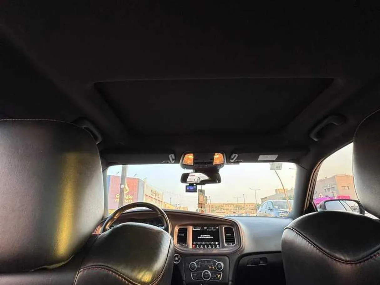 Car image 14