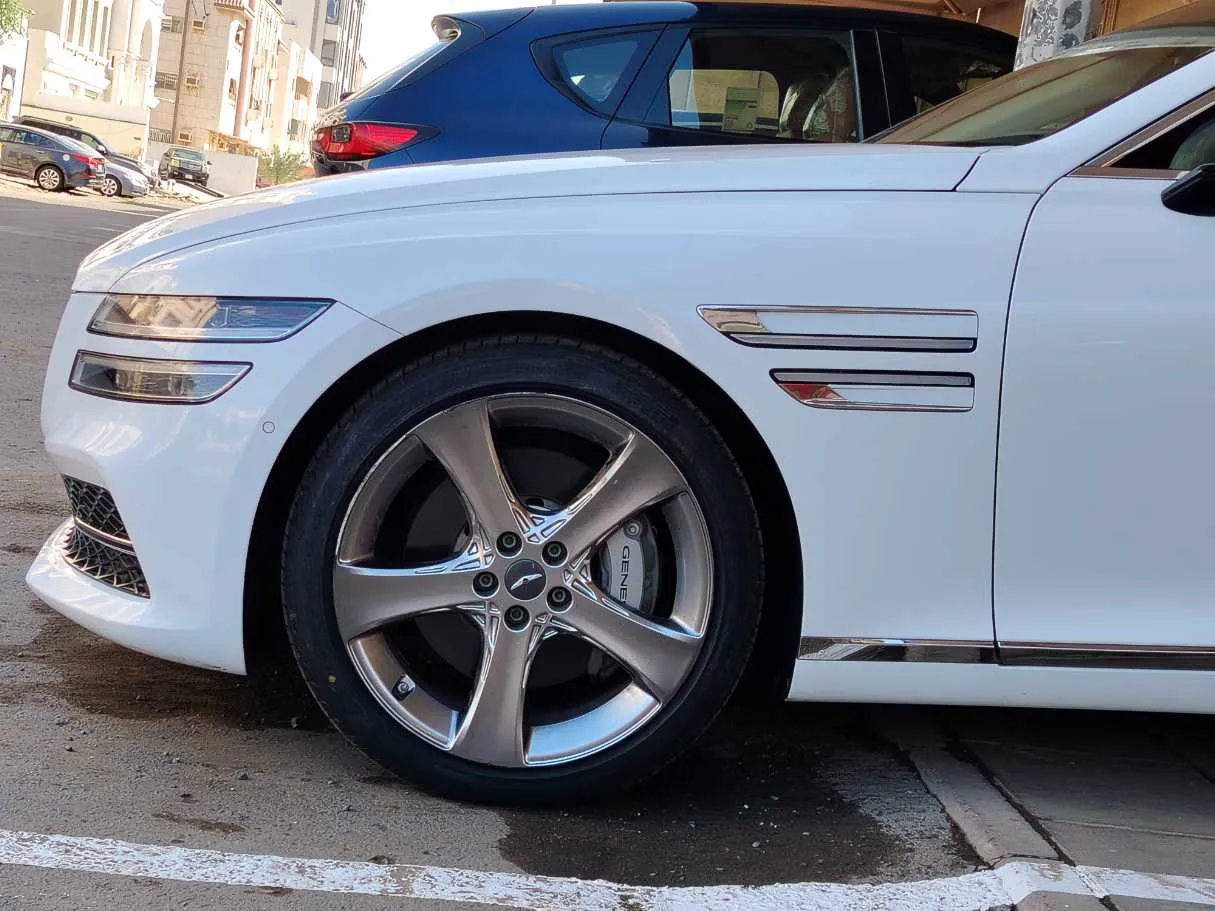 Car image 9