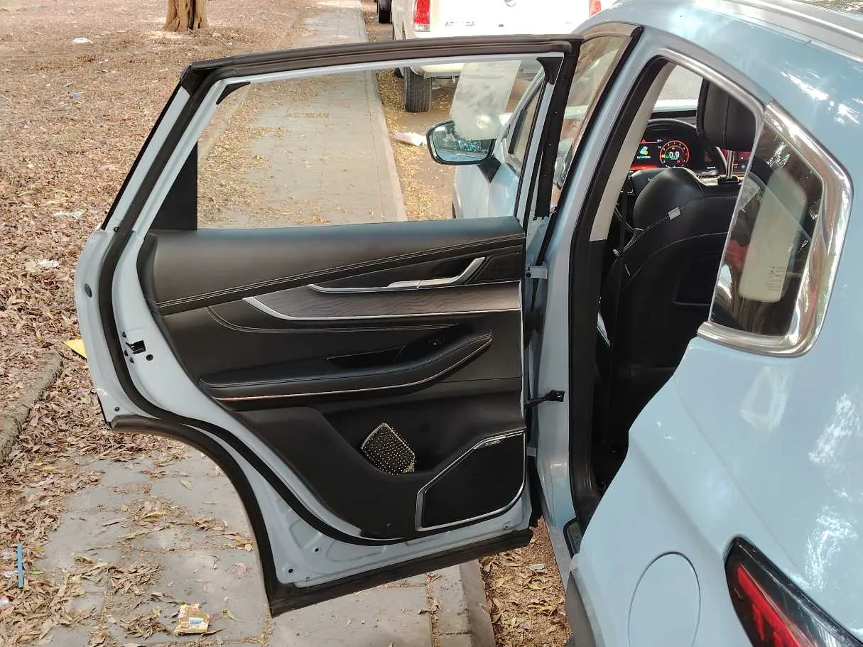 Car image 13