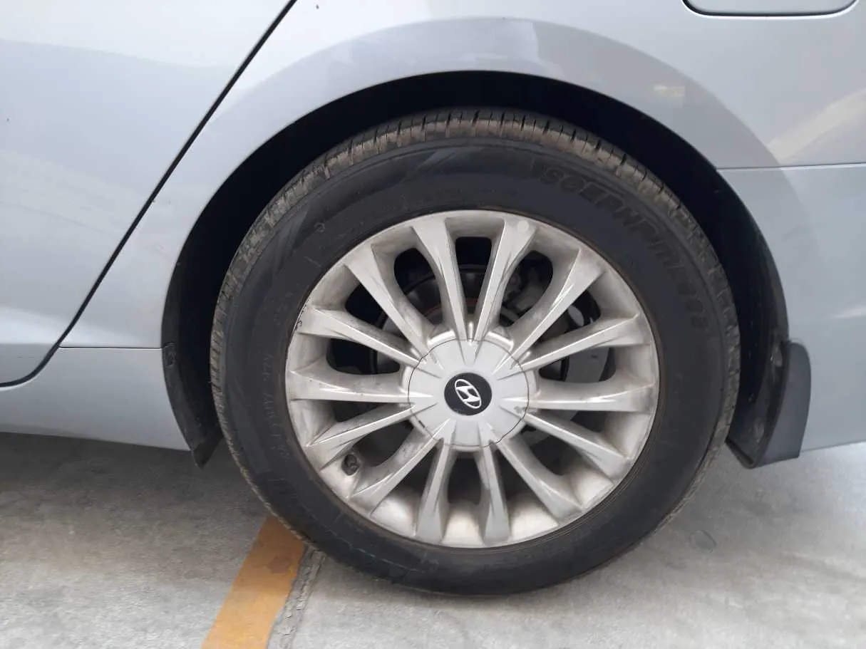 Car image 9