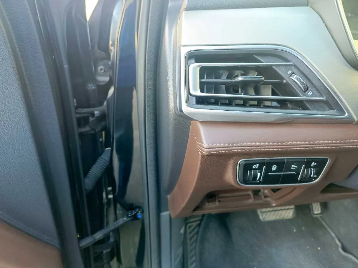 Car image 30