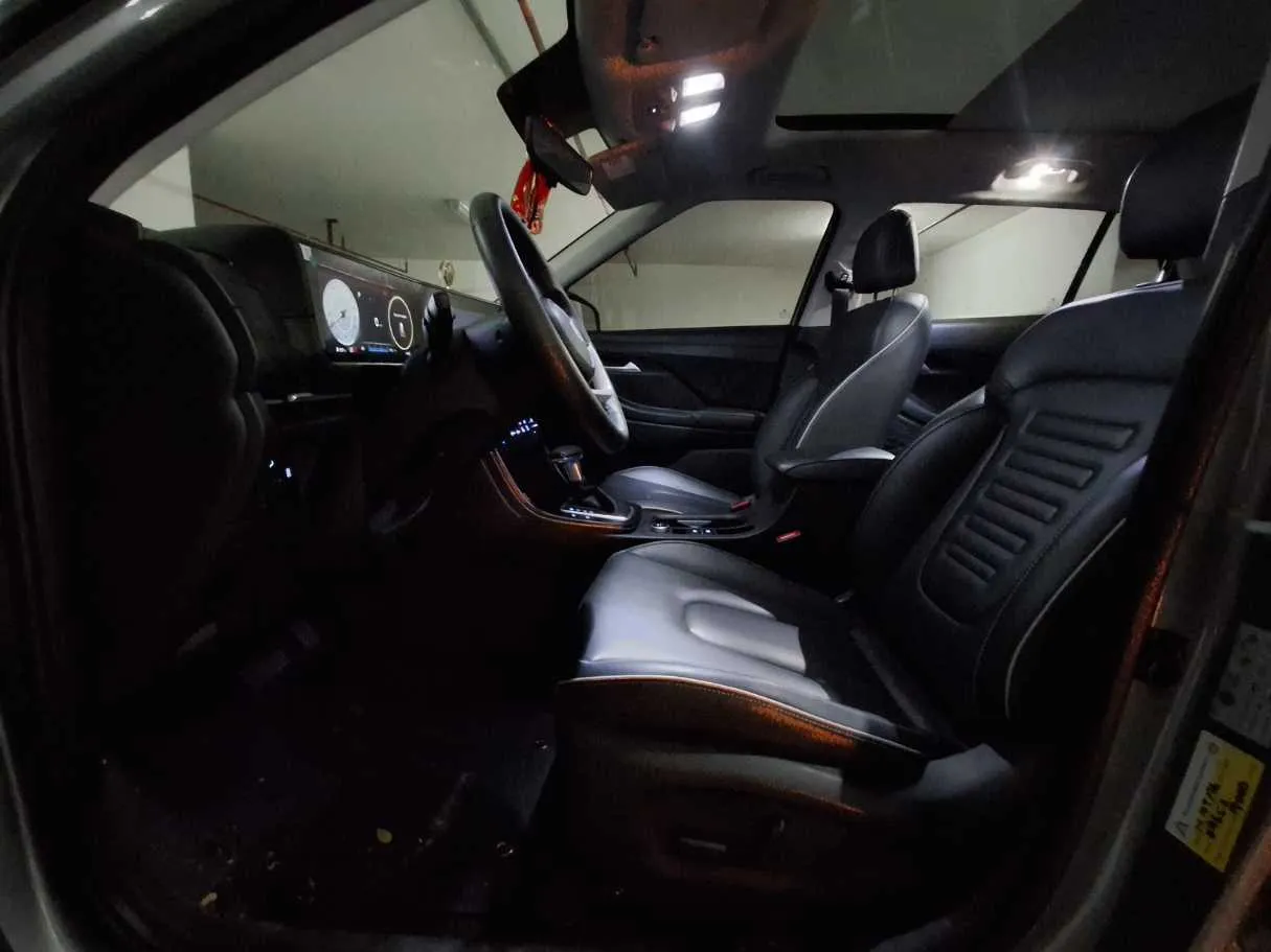 Car image 10
