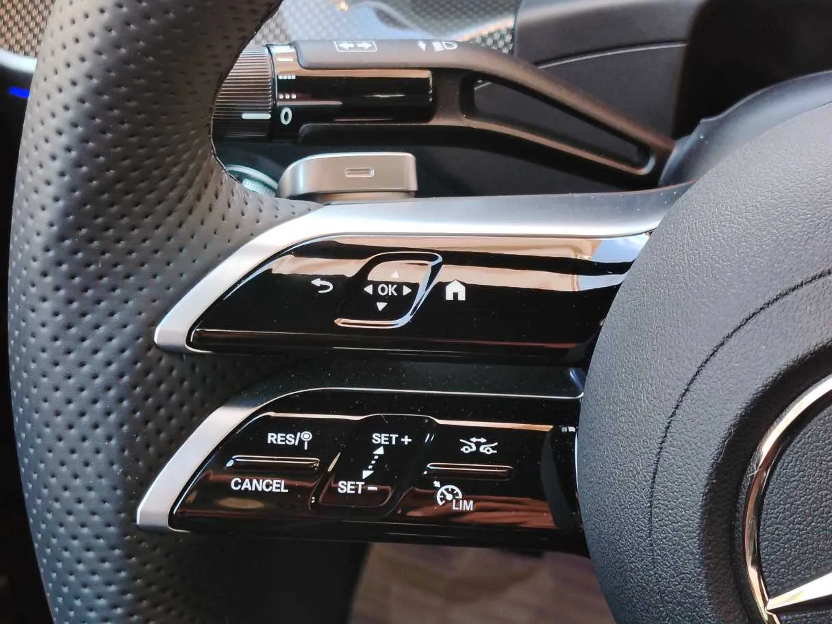 Car image 32