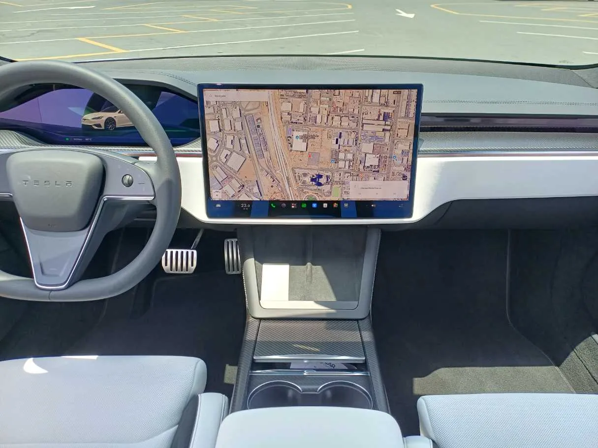 Car image 18