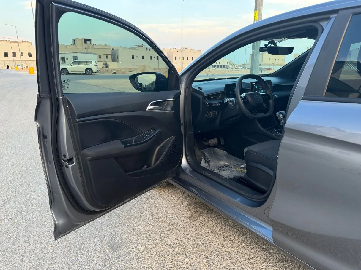 Car image 10