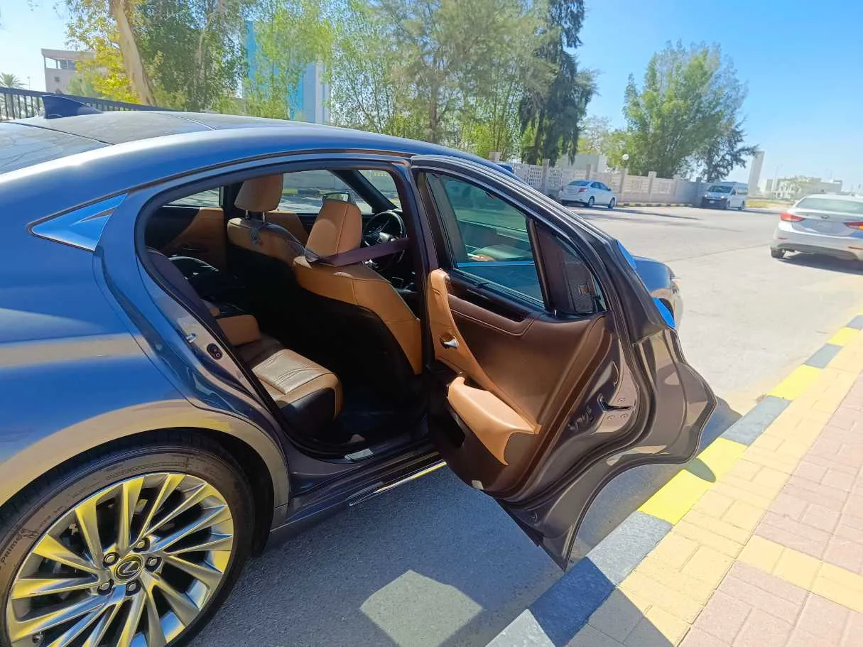 Car image 17