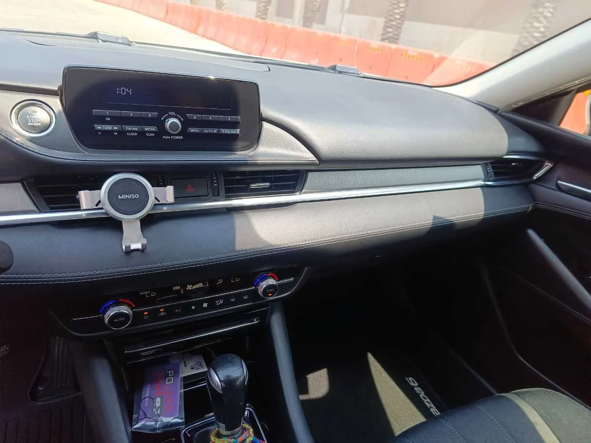 Car image 19
