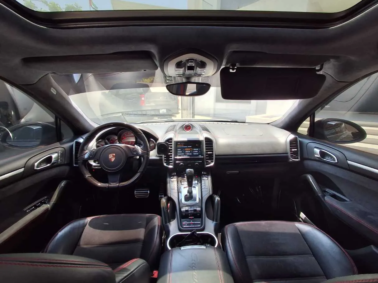 Car image 14