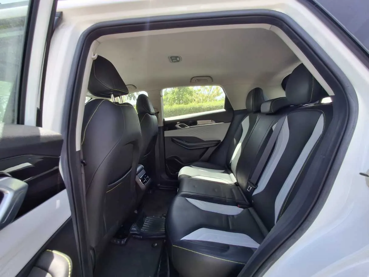 Car image 13