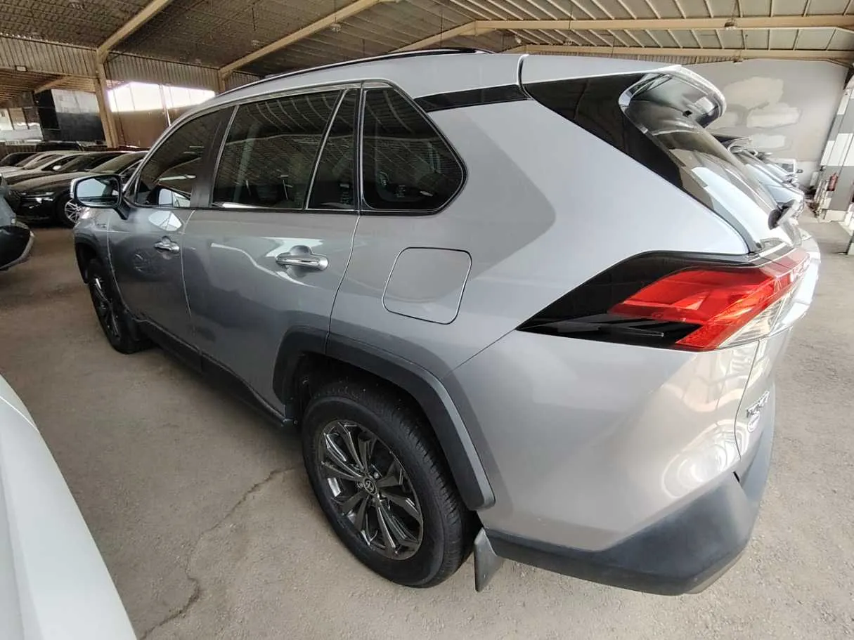 Car image 7