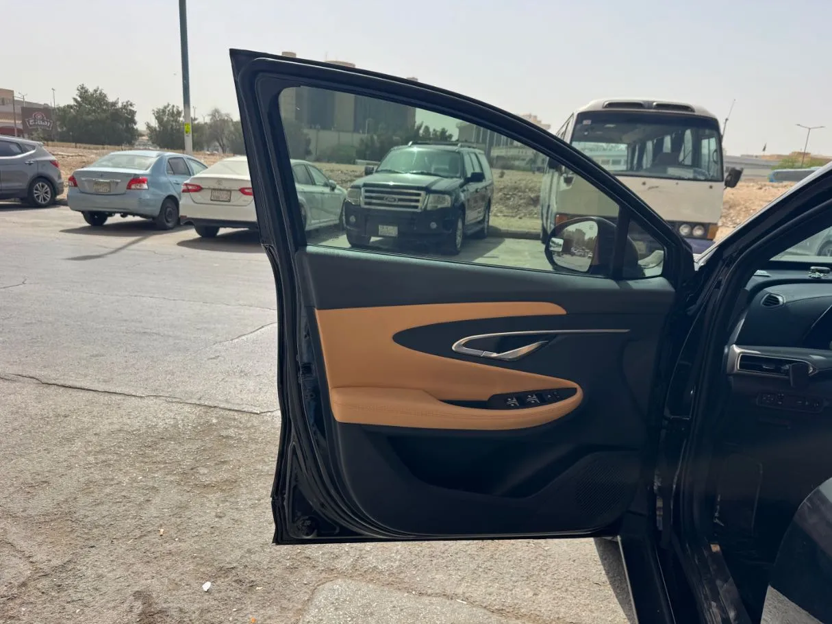 Car image 10