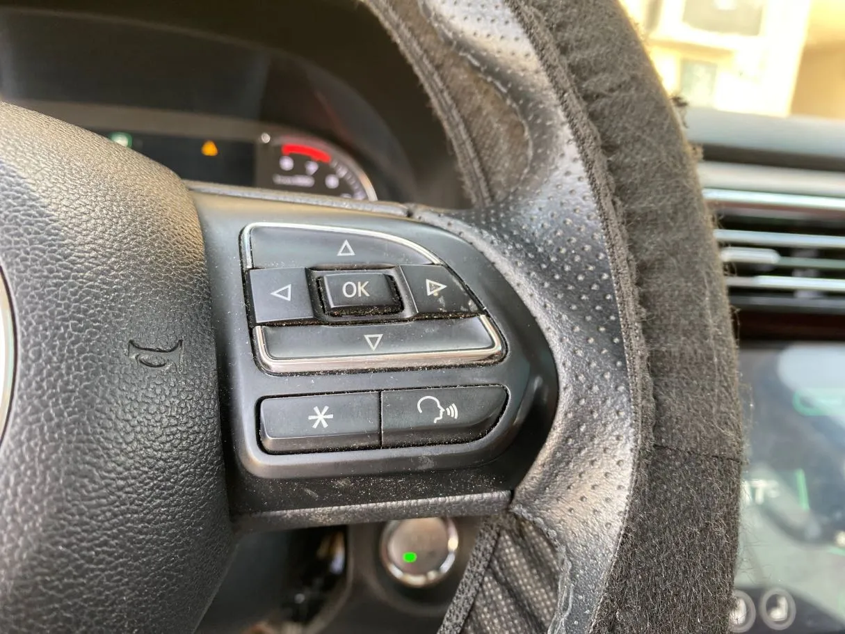 Car image 25