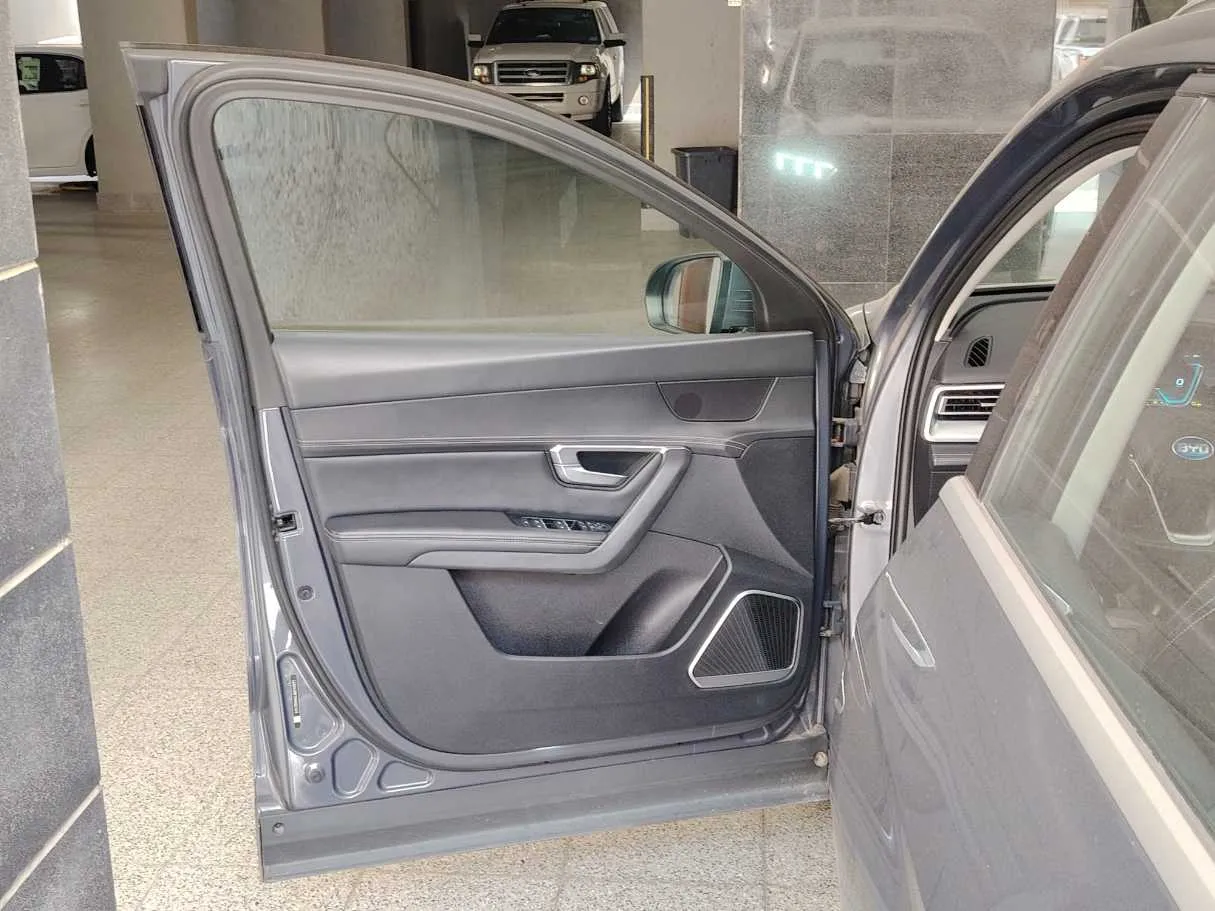 Car image 11