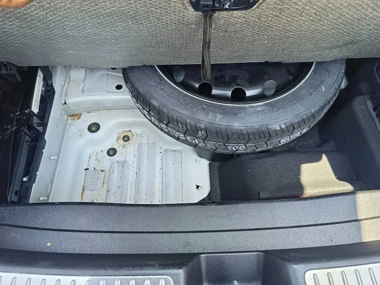 Car image 40