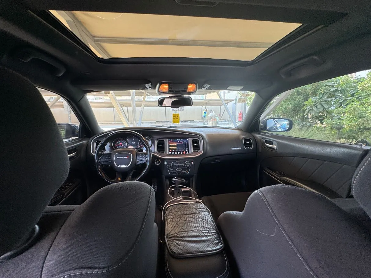 Car image 14