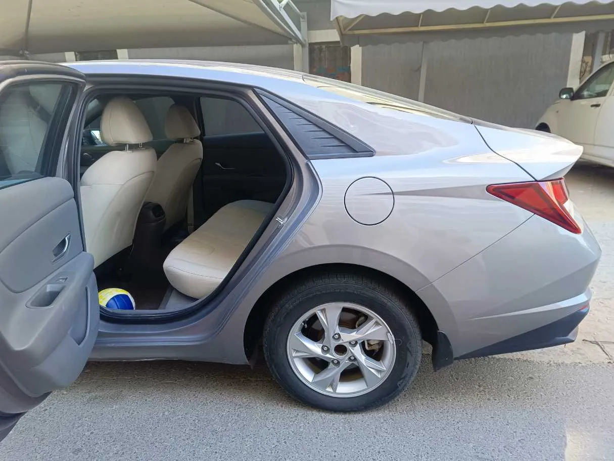 Car image 17