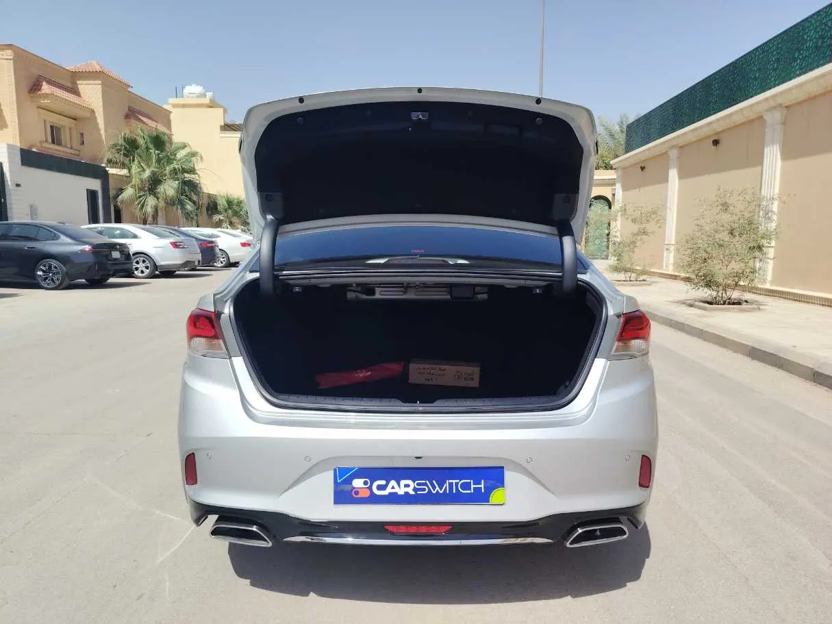 Car image 25
