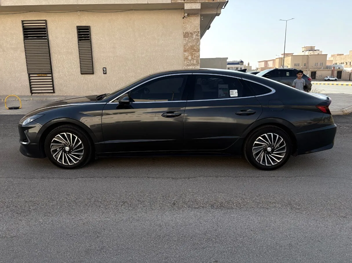 Car image 8