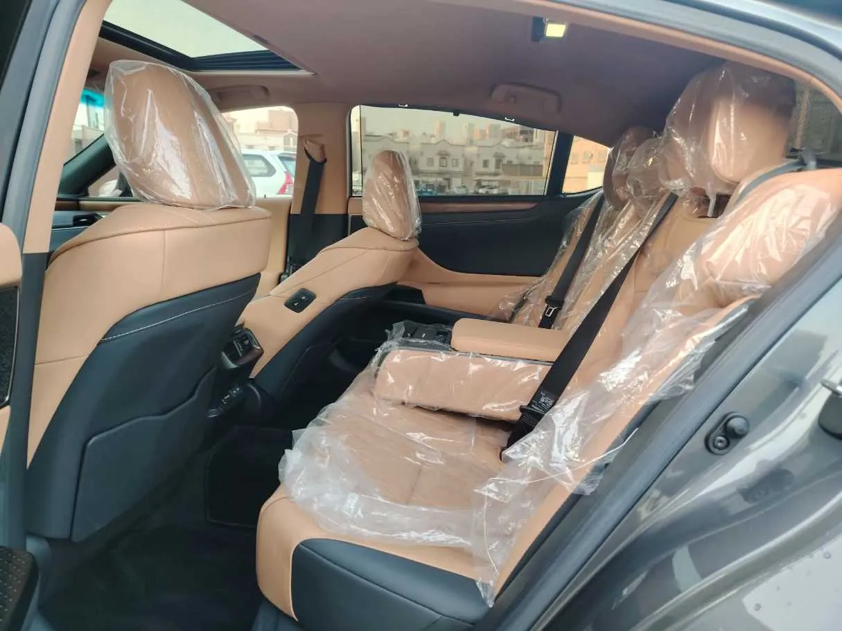 Car image 18