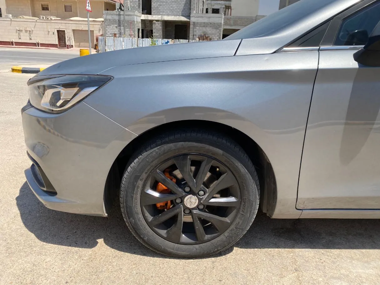 Car image 9