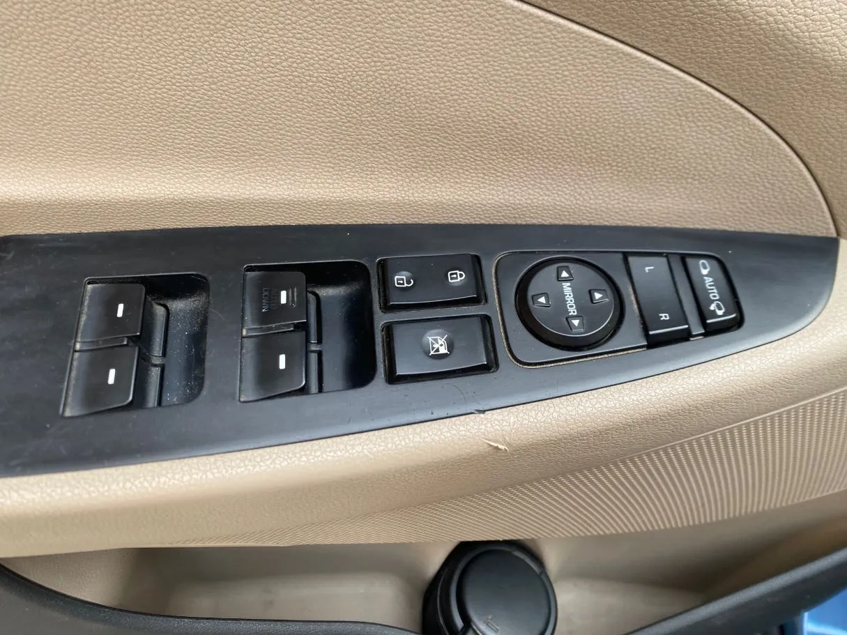 Car image 19