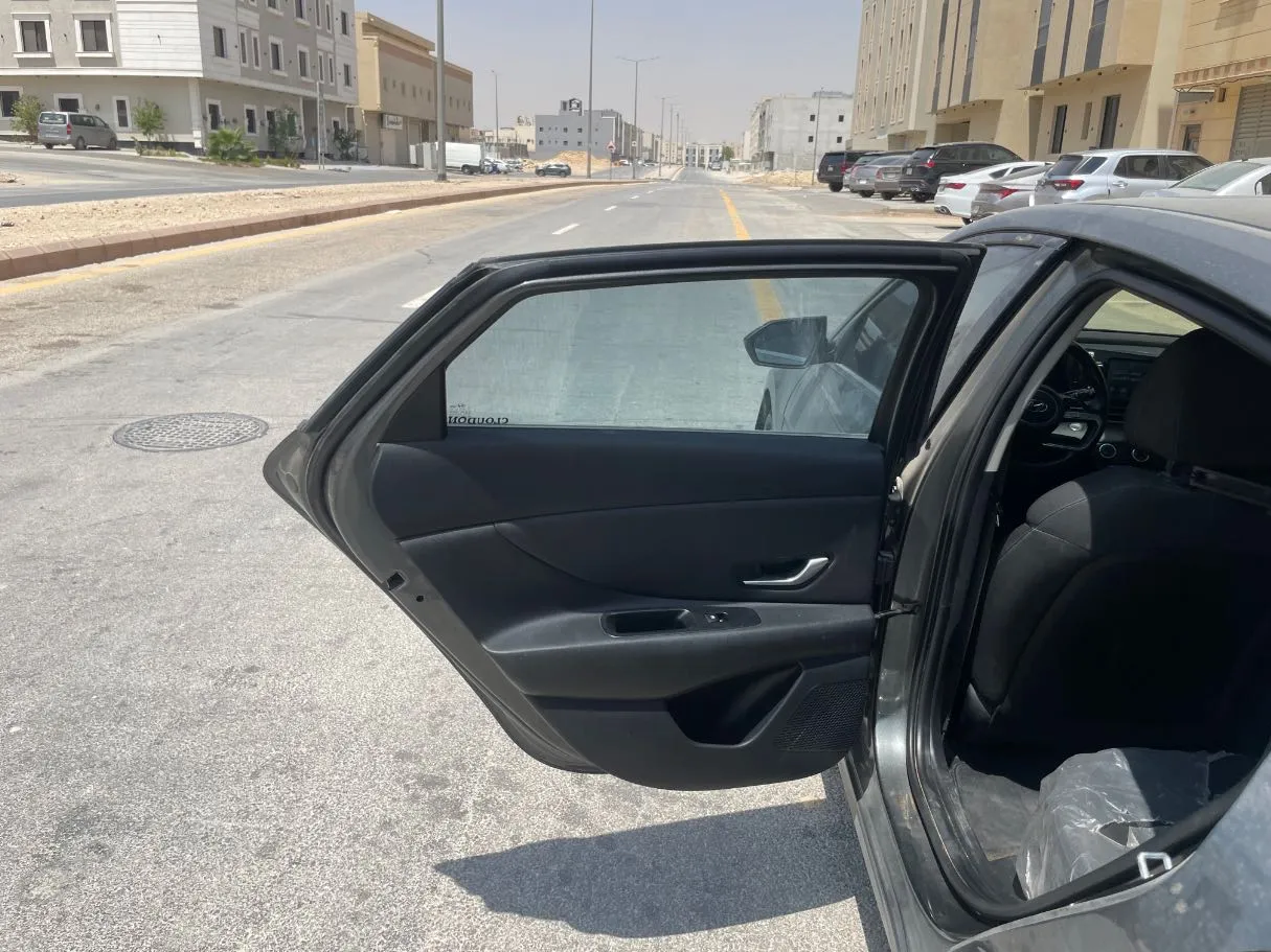 Car image 14