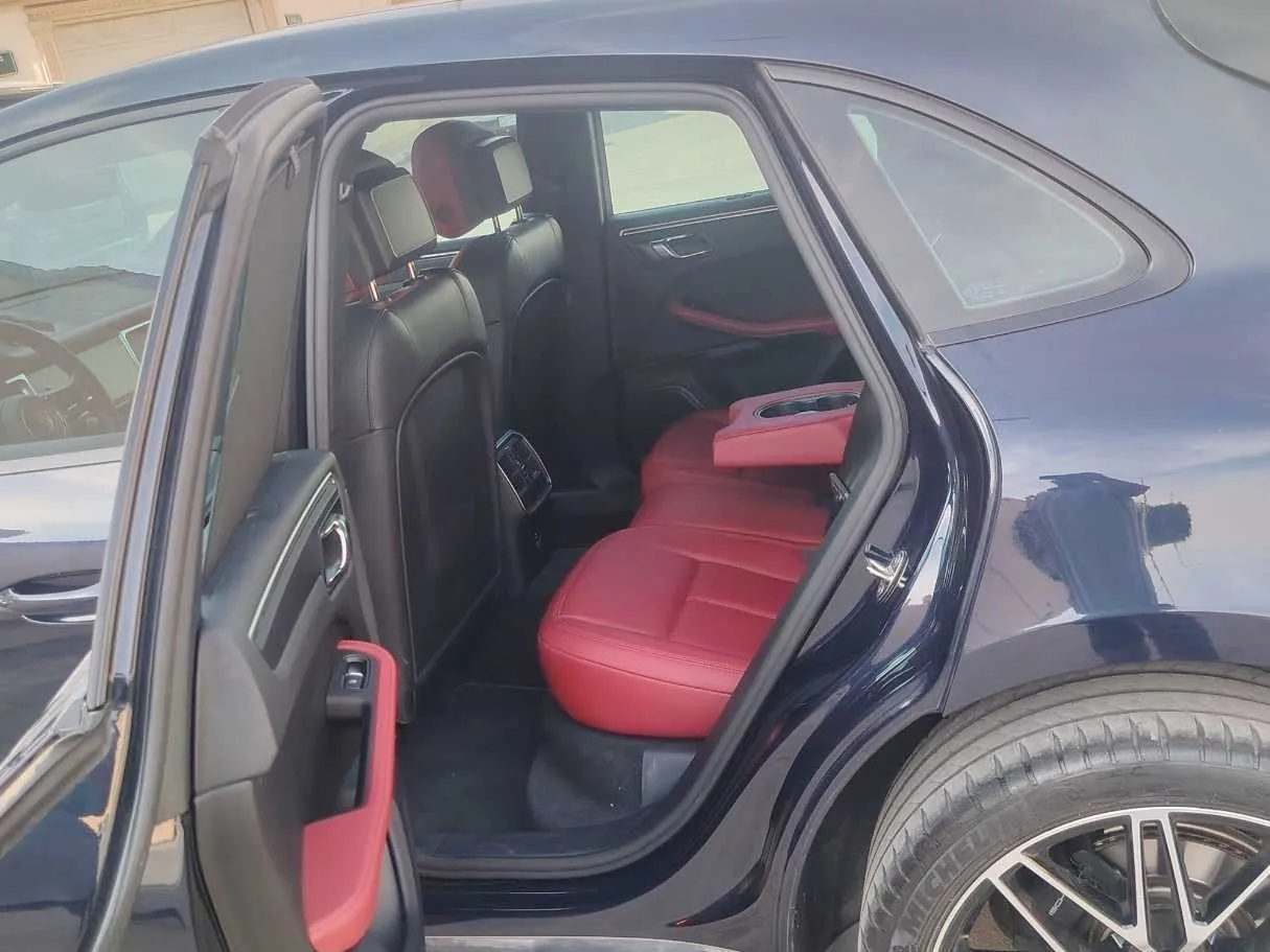 Car image 17