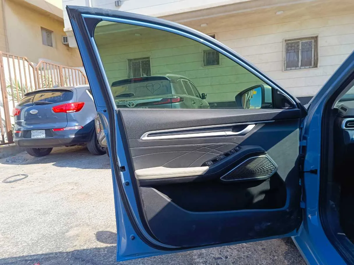 Car image 11
