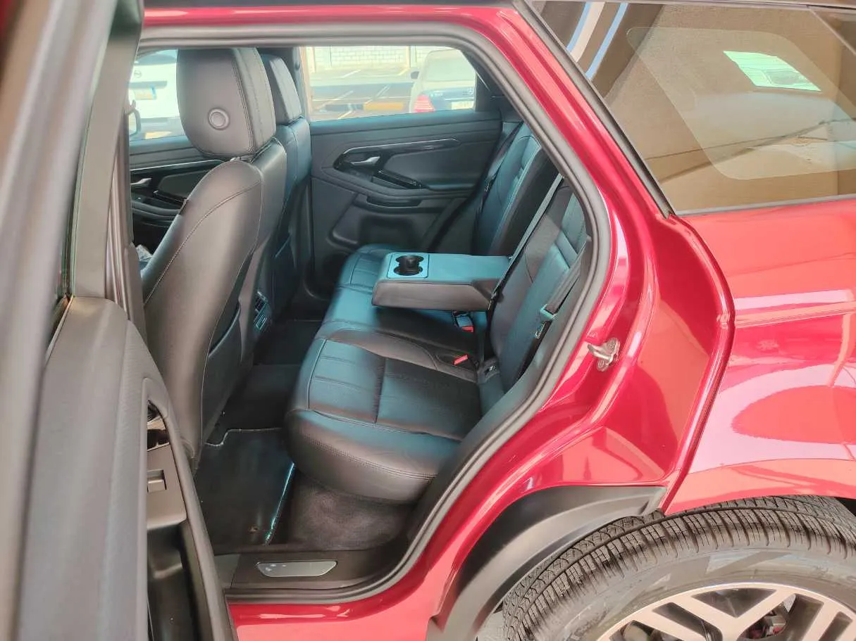 Car image 15