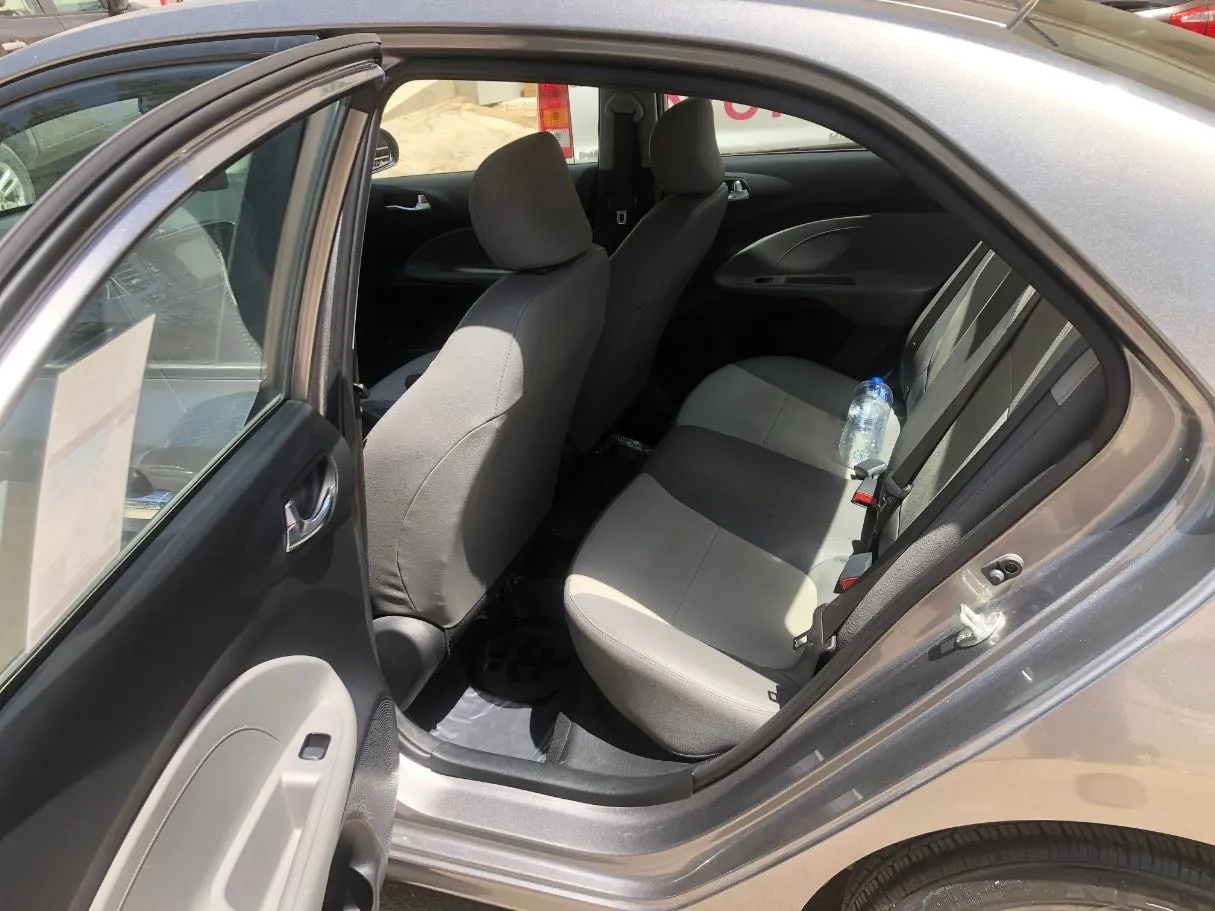 Car image 14