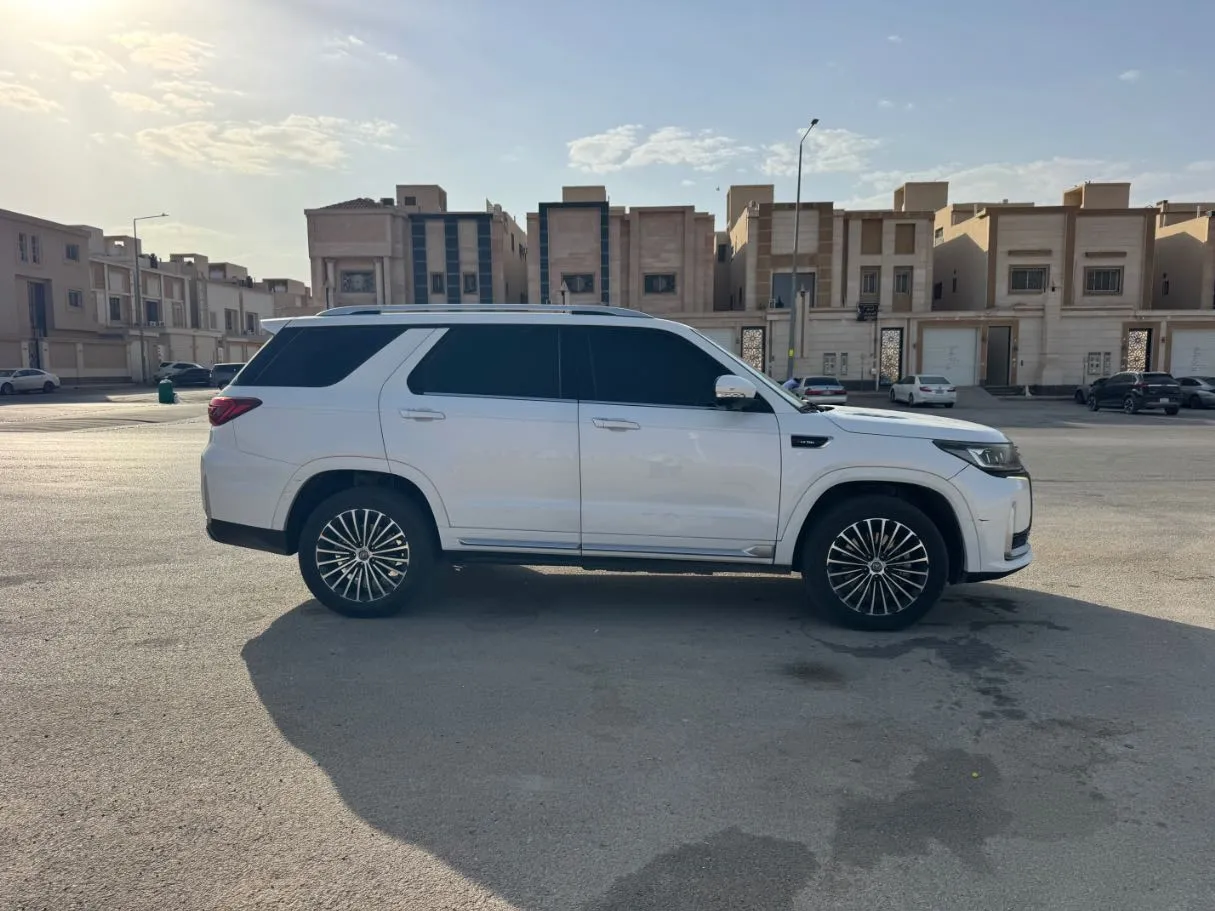 Car image 4