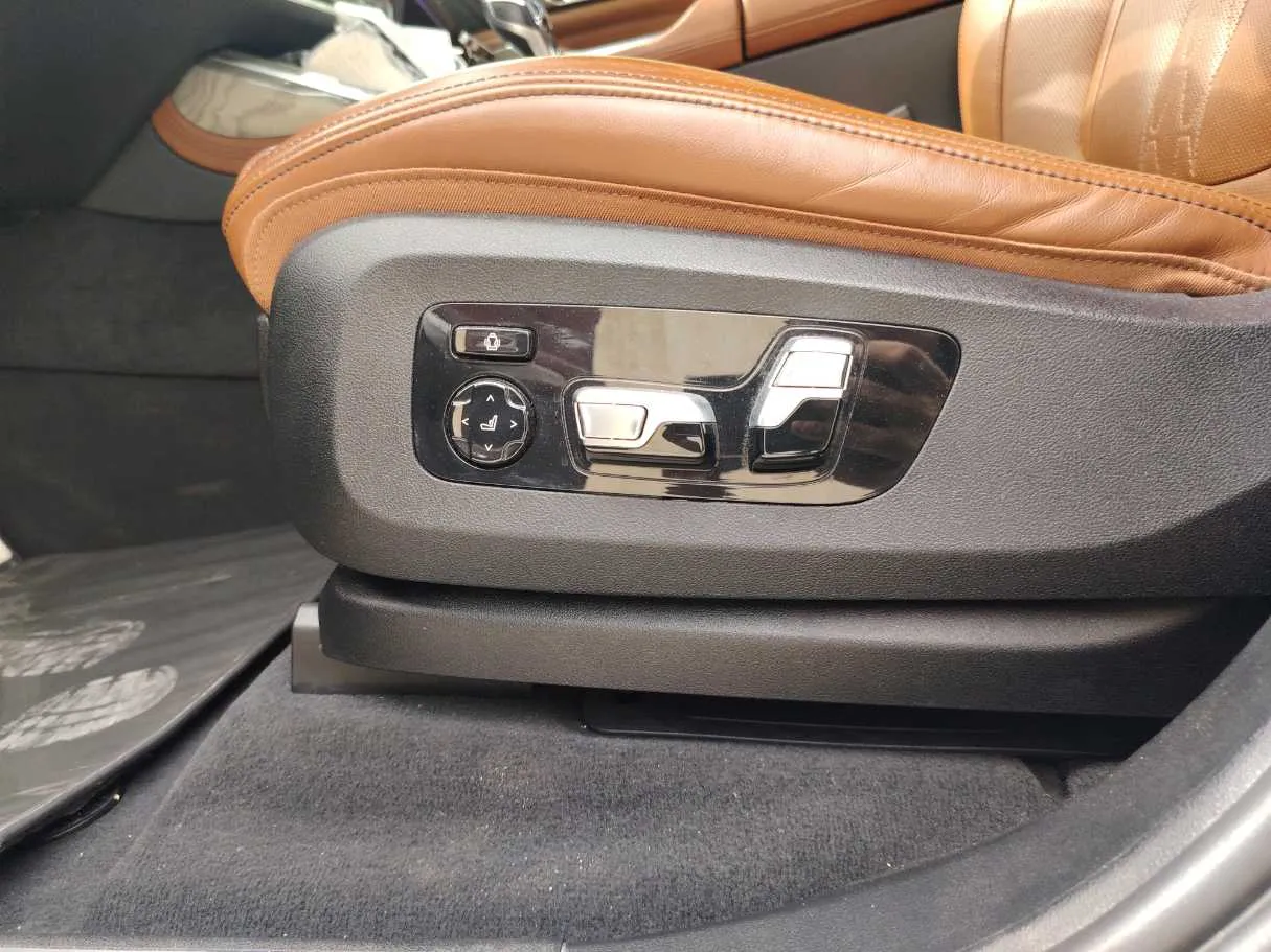 Car image 32