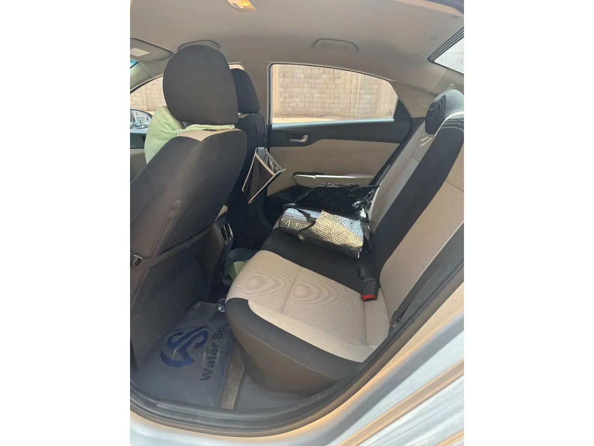 Car image 12