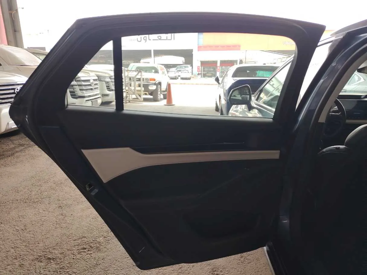 Car image 16