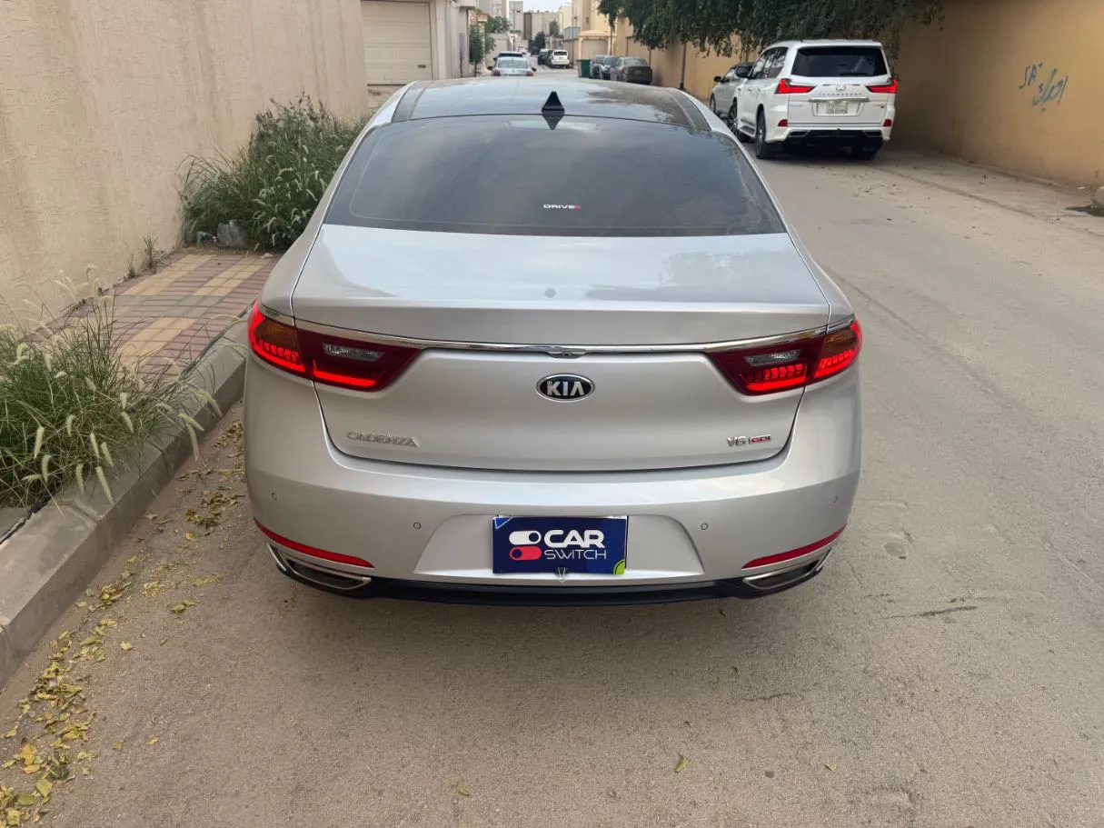 Car image 12