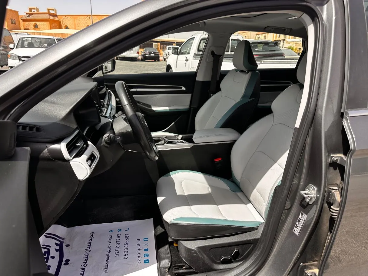 Car image 12