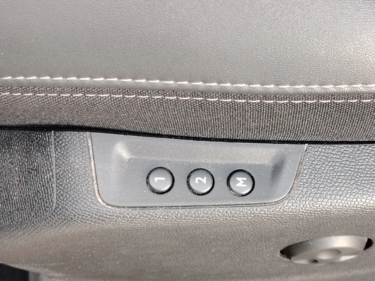 Car image 32