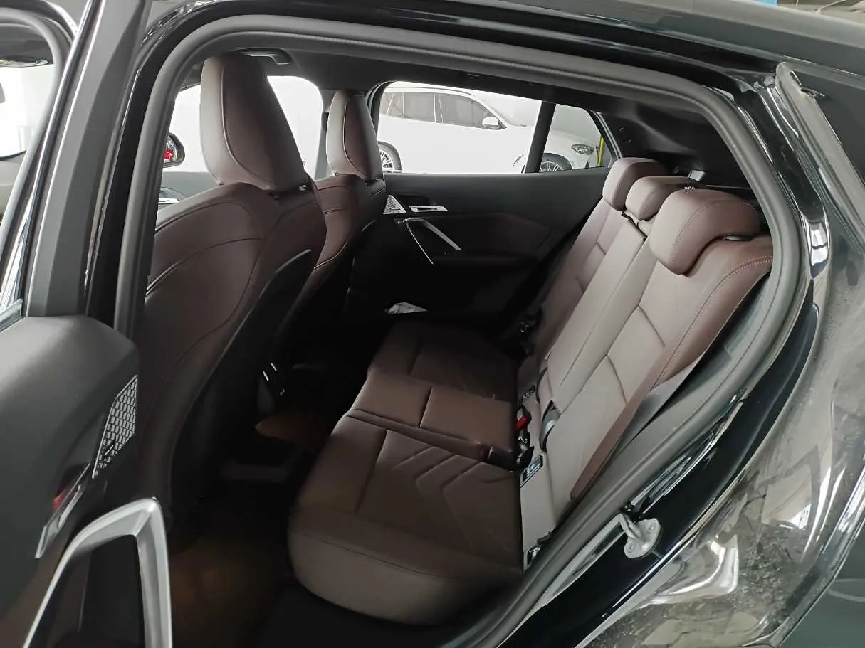 Car image 13