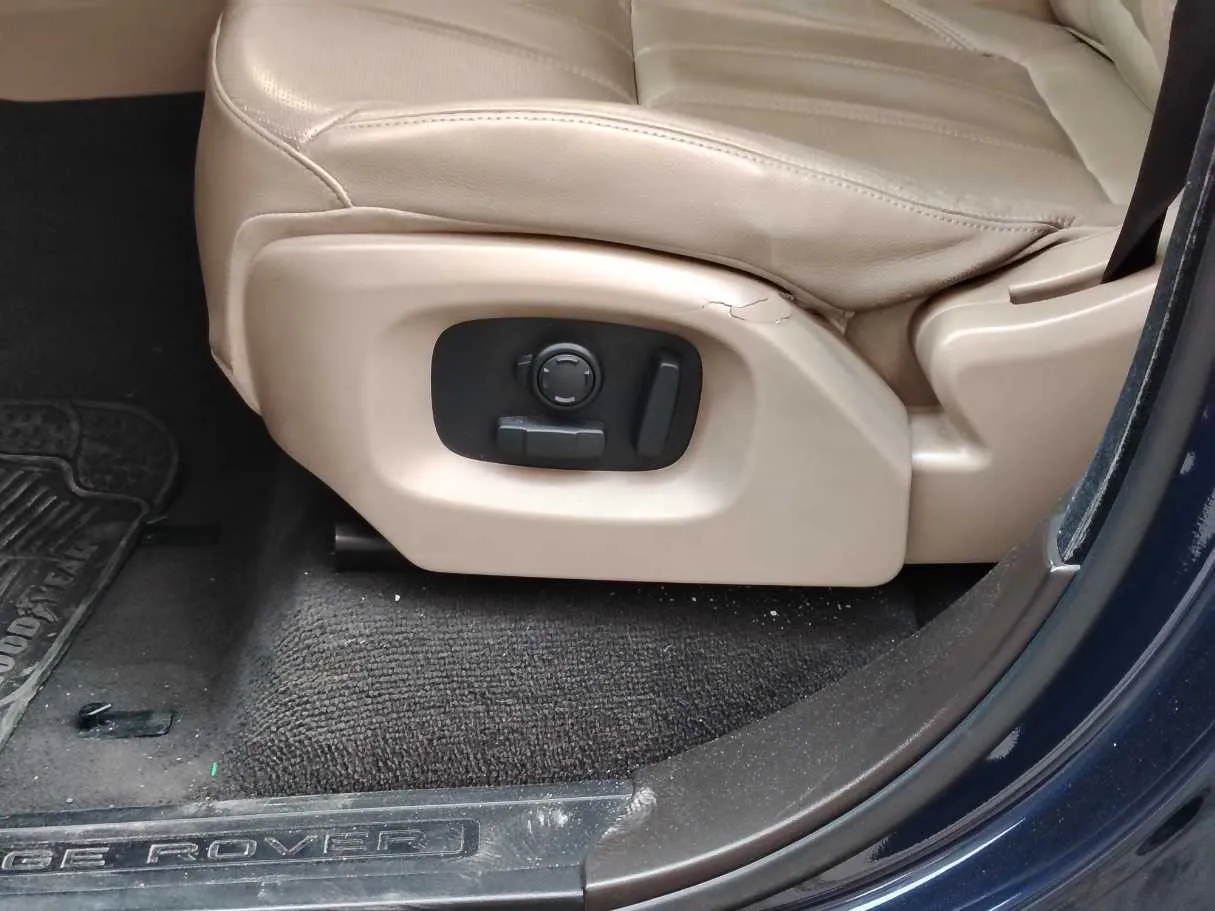 Car image 32