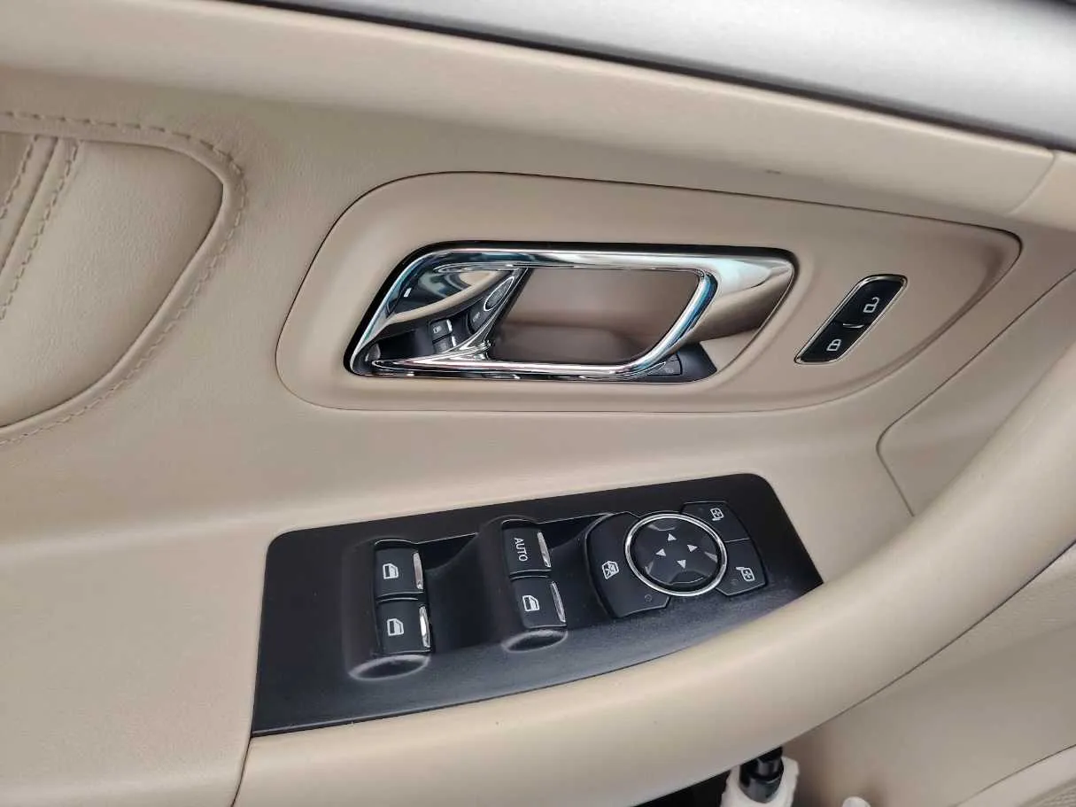Car image 32