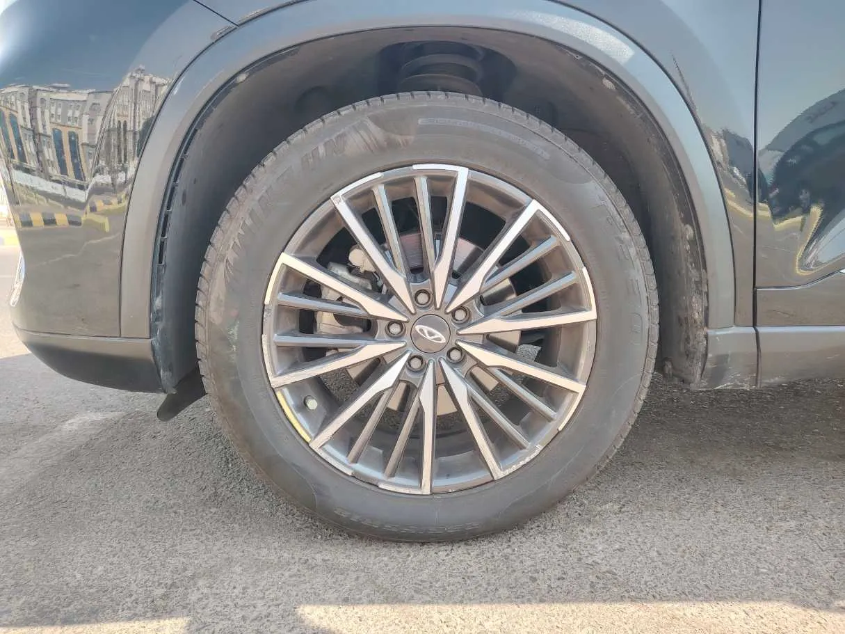 Car image 9