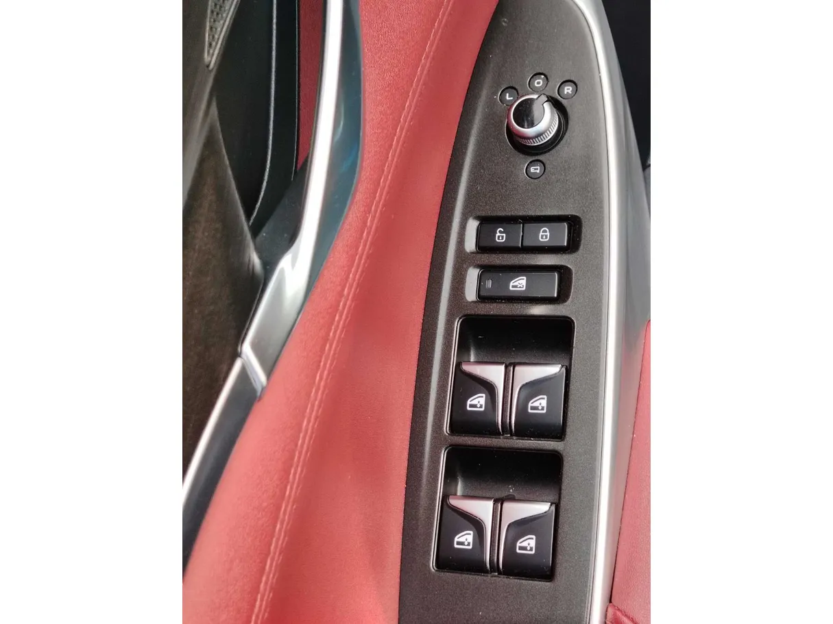 Car image 26