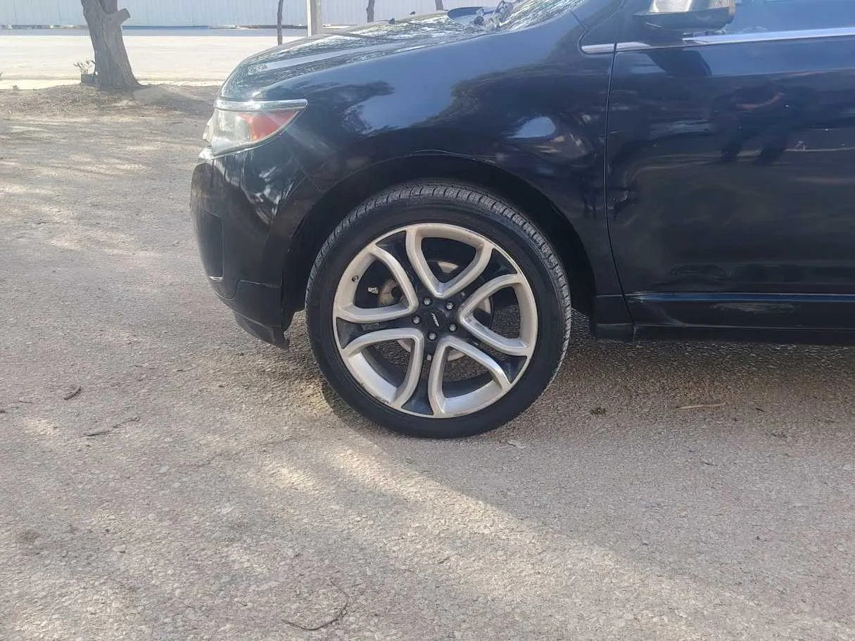 Car image 9
