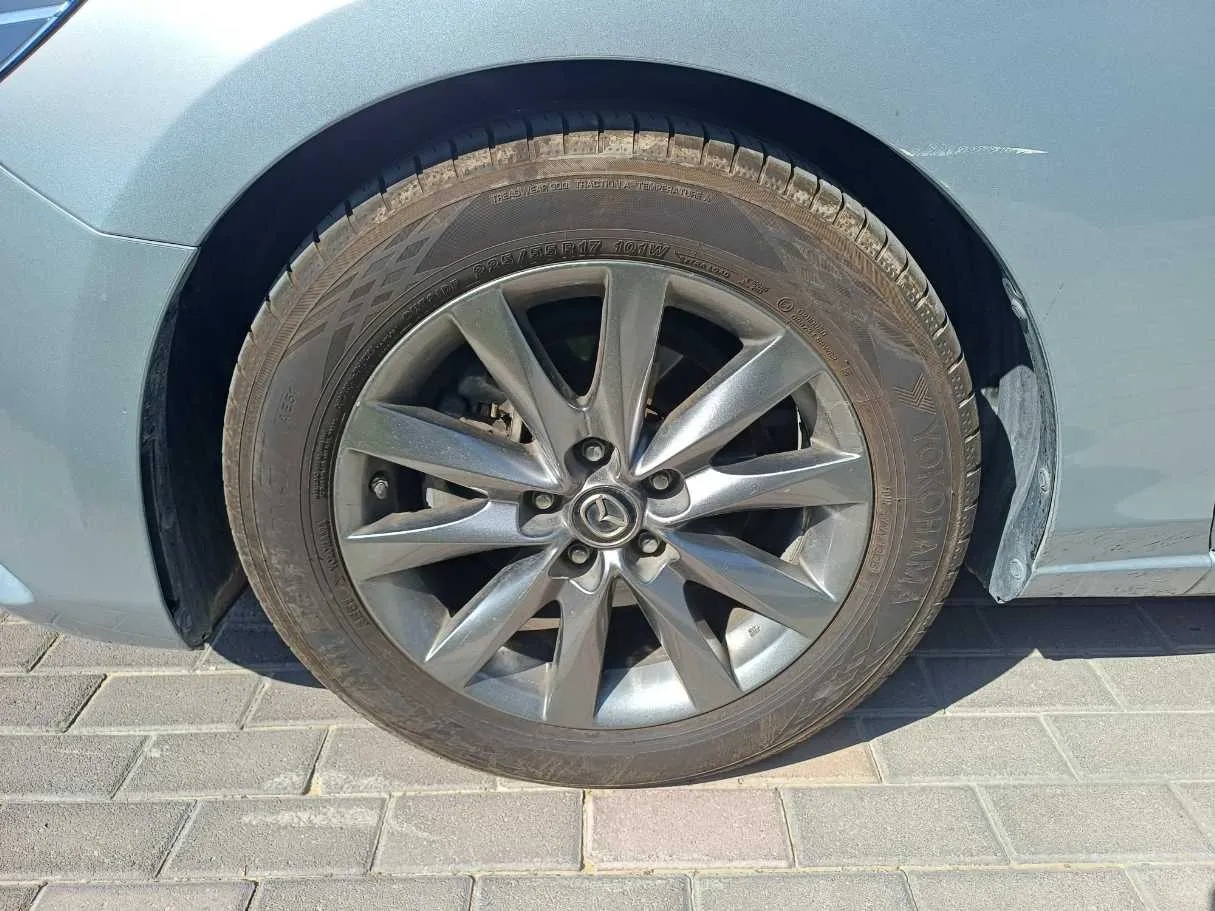 Car image 9