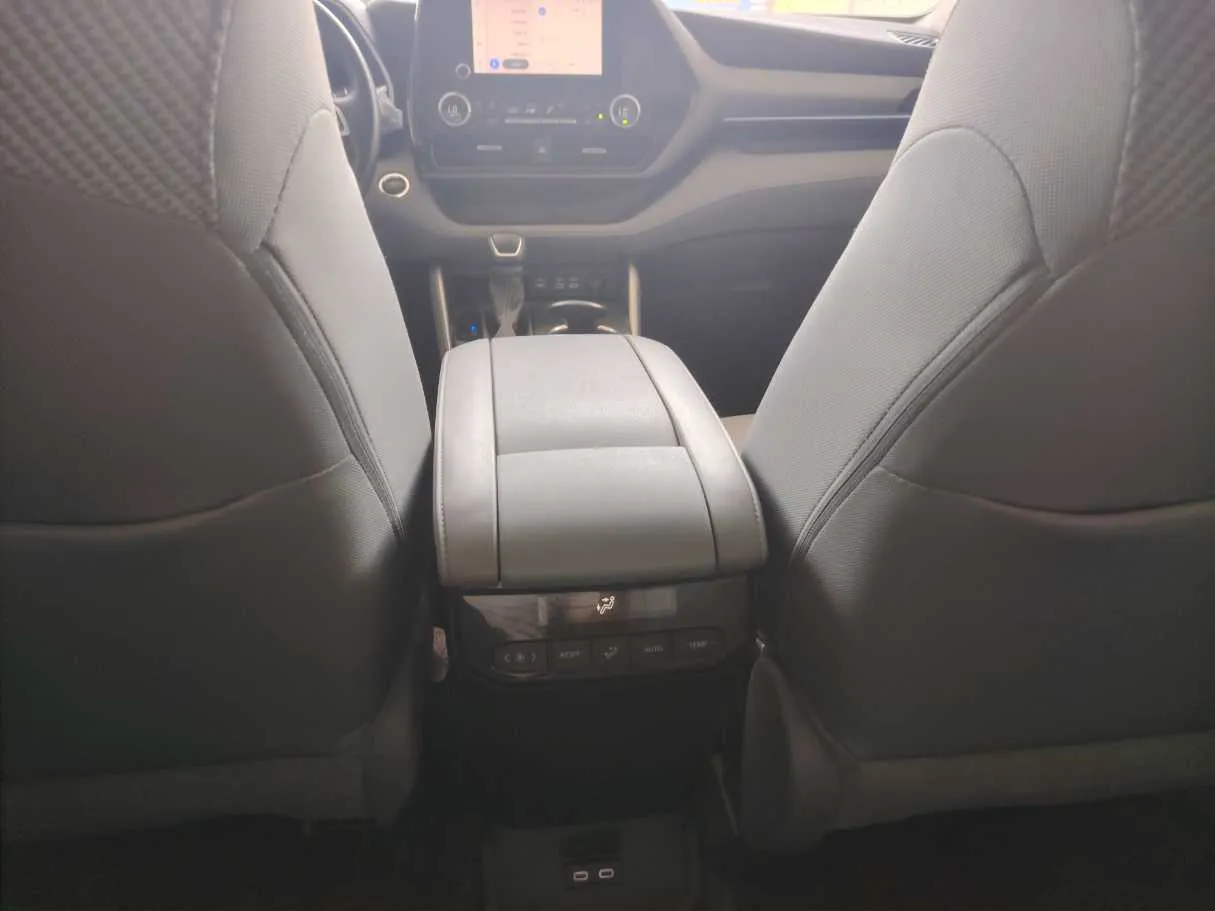Car image 30