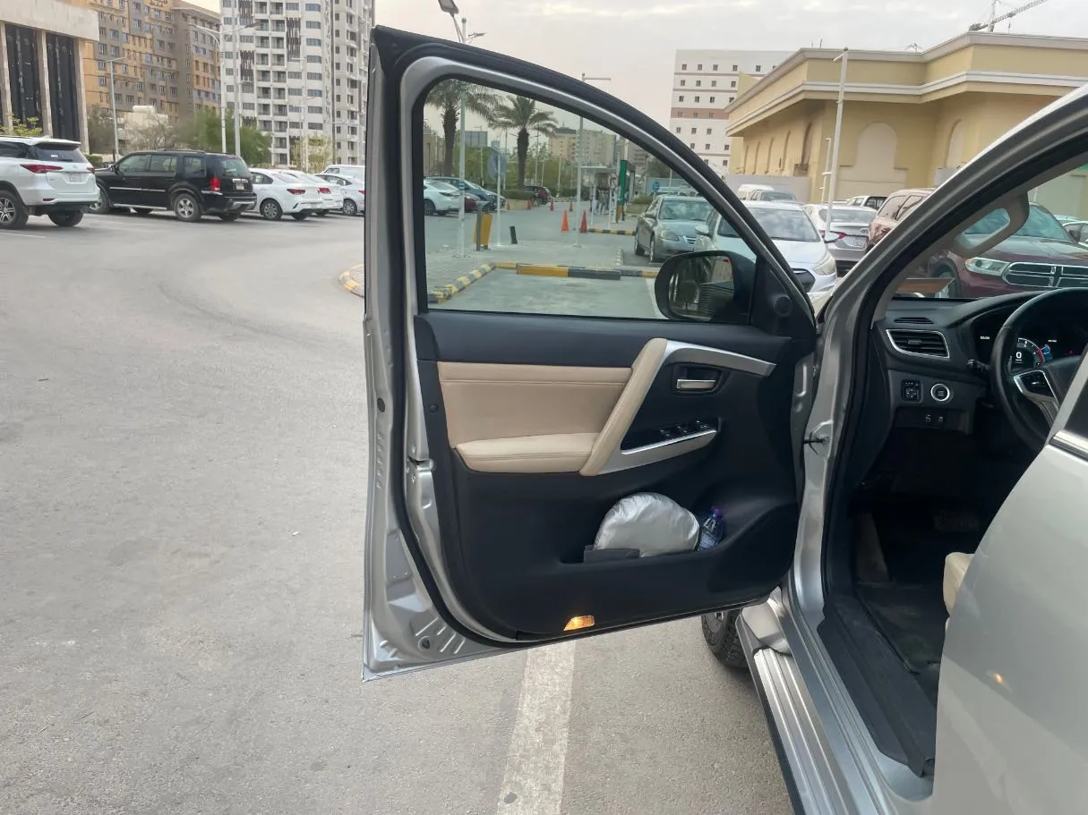 Car image 10