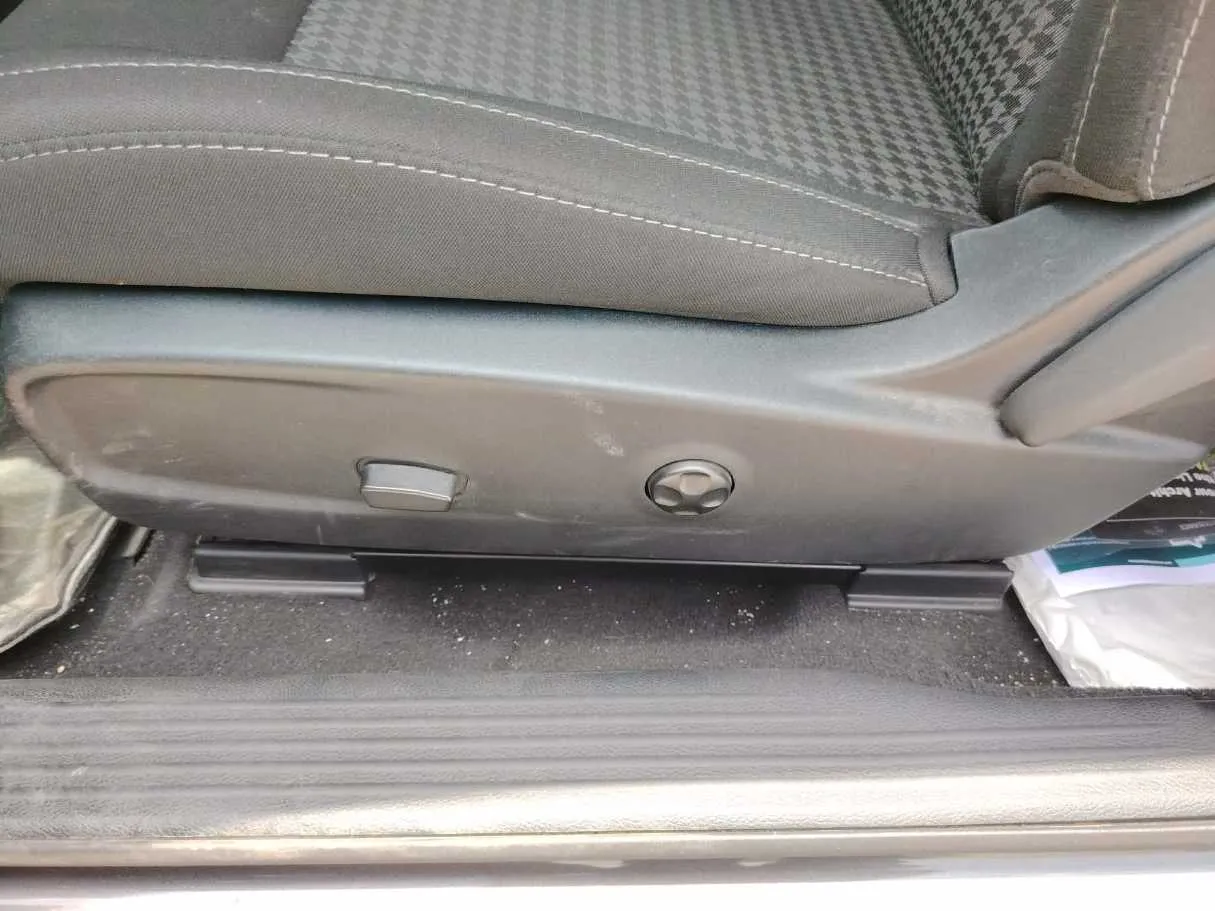Car image 30