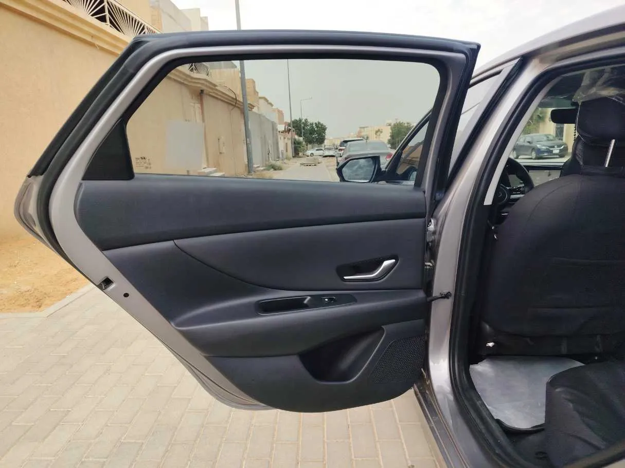 Car image 14