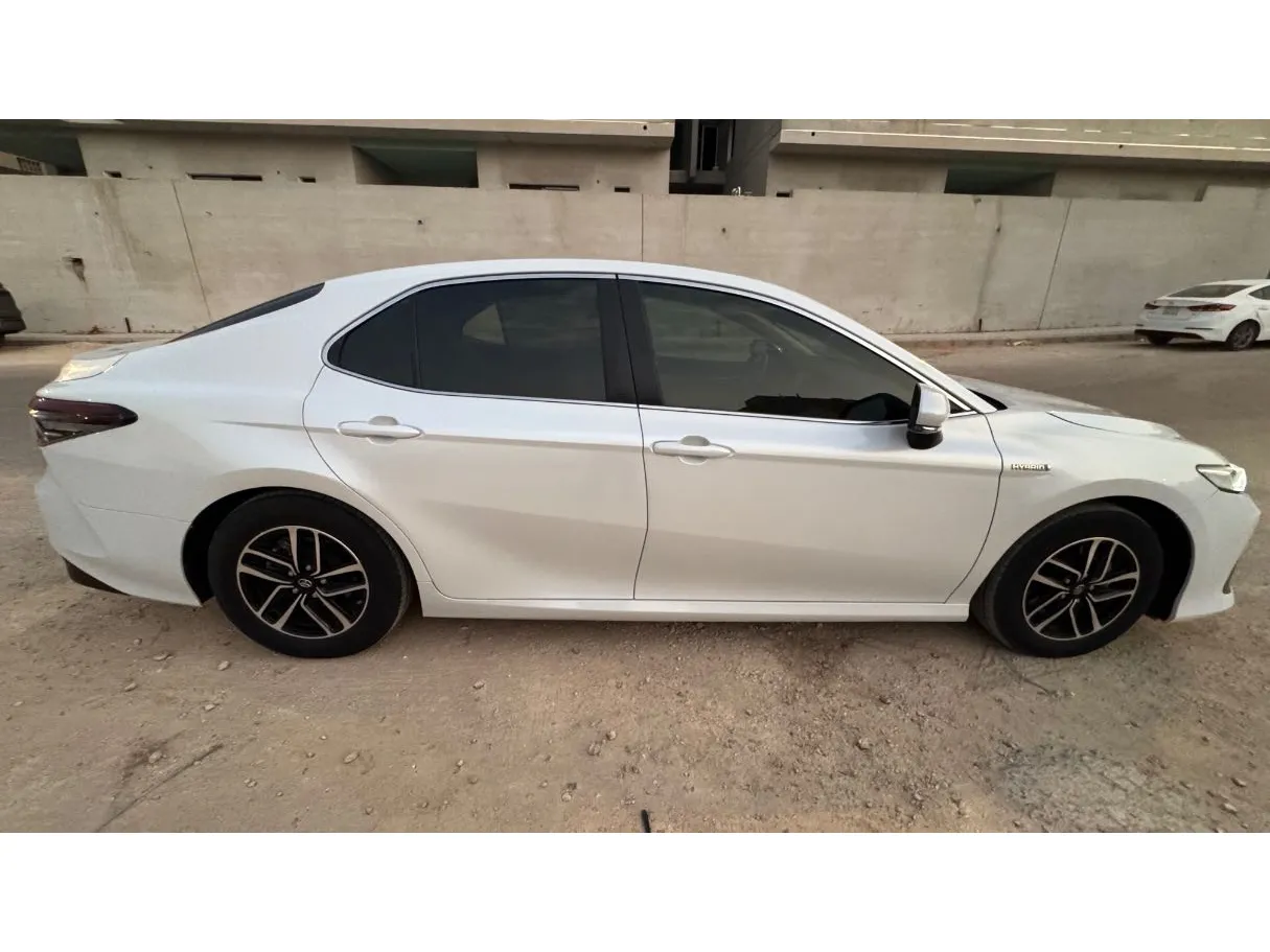 Car image 4